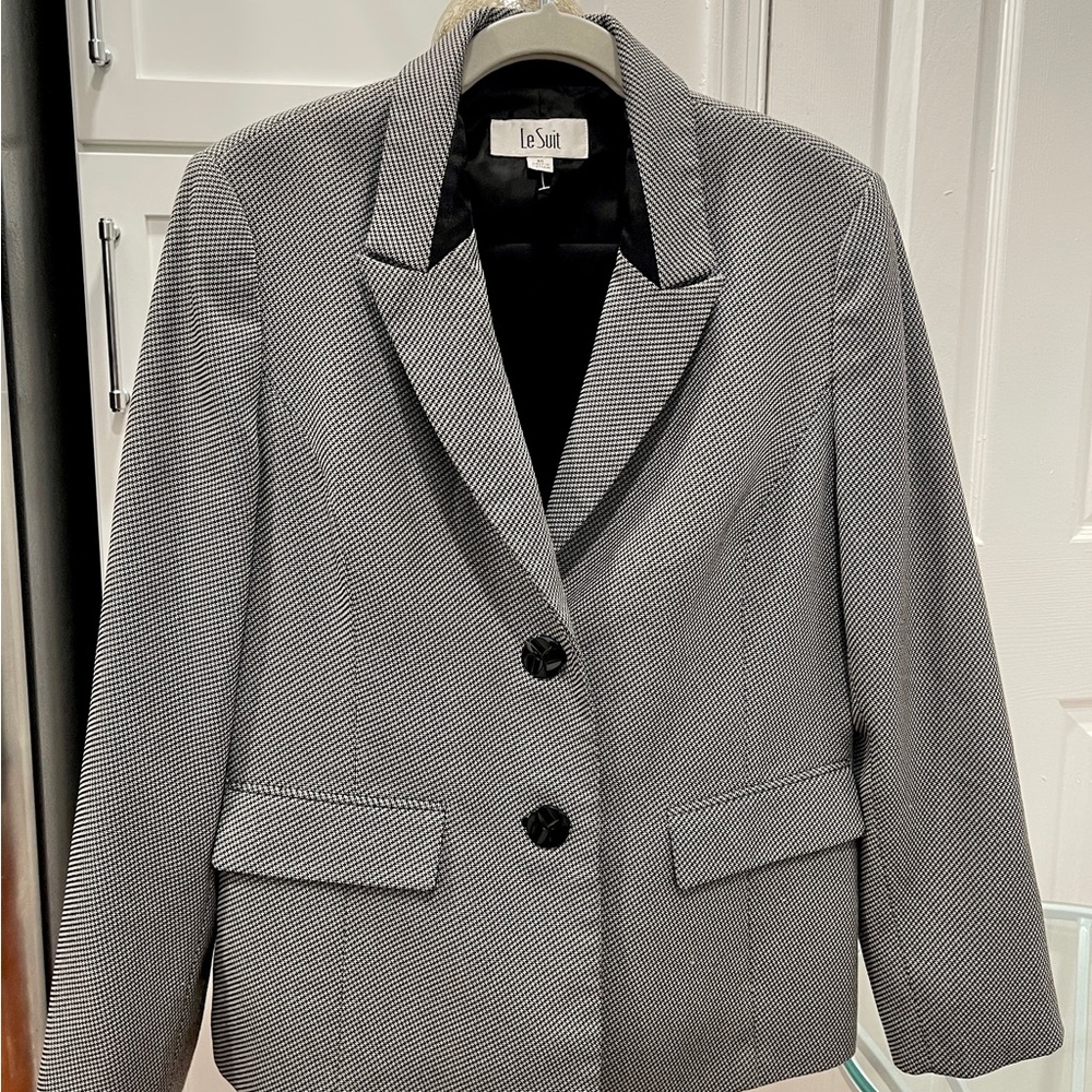 Le Suit